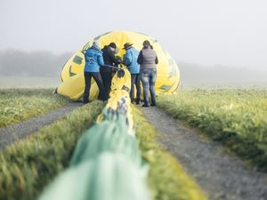 Gute Vorbereitung: Vor jedem Start prüfen die Teams ihre Heißluftballons Gute Vorbereitung: Vor jedem Start prüfen die Teams ihre Heißluftballons