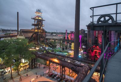 Industrieromantik trifft Festivalfieber: Das ehemalige Stahlareal Dolní Vítkovice im tschechischen Ostrava verwandelt sich alljährlich beim Musikfestival „Colours of Ostrava“ in eine futuristische Kulisse