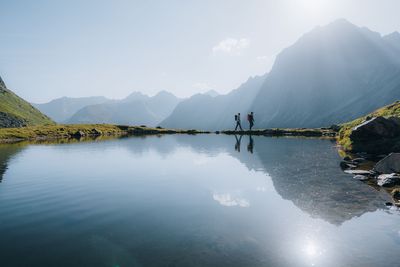 Grün- und Blautöne bestimmen das Bild – im Sommer zeigt sich die im weißen Gewand weltbekannte österreichische Region St. Anton am Arlberg von ihrer bunten Seite