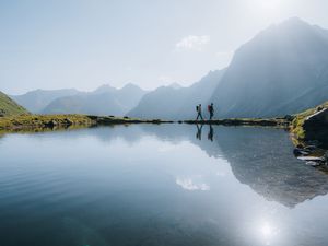 Grün- und Blautöne bestimmen das Bild – im Sommer zeigt sich die im weißen Gewand weltbekannte österreichische Region St. Anton am Arlberg von ihrer bunten Seite Grün- und Blautöne bestimmen das Bild – im Sommer zeigt sich die im weißen Gewand weltbekannte österreichische Region St. Anton am Arlberg von ihrer bunten Seite