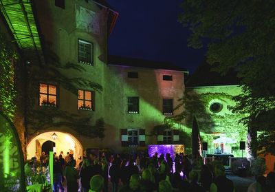Coole Beats, entspannte Stimmung und feinste Drinks auf Basis des Trend-Destillats aus Wacholder erwartet Besucher beim 2. Südtiroler Gin & Tonic Festival „Cause I‘m G &T“  am 3./4. Mai 2024 auf Schloss Schenna