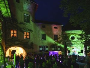 Coole Beats, entspannte Stimmung und feinste Drinks auf Basis des Trend-Destillats aus Wacholder erwartet Besucher beim 2. Südtiroler Gin & Tonic Festival „Cause I‘m G &T“ am 3./4. Mai 2024 auf Schloss Schenna Coole Beats, entspannte Stimmung und feinste Drinks auf Basis des Trend-Destillats aus Wacholder erwartet Besucher beim 2. Südtiroler Gin & Tonic Festival „Cause I‘m G &T“ am 3./4. Mai 2024 auf Schloss Schenna