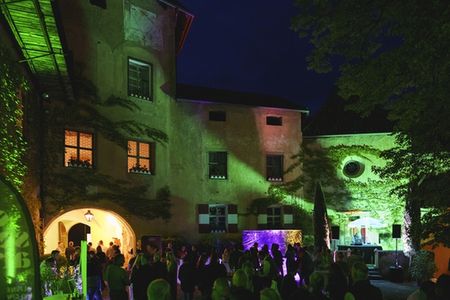 Coole Beats, entspannte Stimmung und feinste Drinks auf Basis des Trend-Destillats aus Wacholder erwartet Besucher beim 2. Südtiroler Gin & Tonic Festival „Cause I‘m G &T“  am 3./4. Mai 2024 auf Schloss Schenna