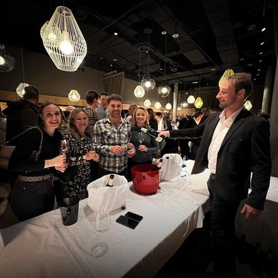 Gute Stimmung beim Genuss-Event Wine@Innsbruck in der Tiroler Landeshauptstadt – im ADLERS Lifestyle-Hotel präsentieren Winzer auch 2024 wieder ihre besten Tropfen