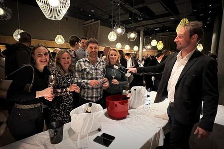 Gute Stimmung beim Genuss-Event Wine@Innsbruck in der Tiroler Landeshauptstadt – im ADLERS Lifestyle-Hotel präsentieren Winzer auch 2024 wieder ihre besten Tropfen