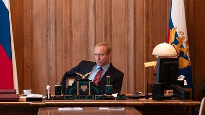 Vladimir Putin (Jude Law) herrscht unangefochten wie ein Zar im Kreml