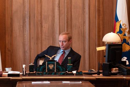 Vladimir Putin (Jude Law) herrscht unangefochten wie ein Zar im Kreml