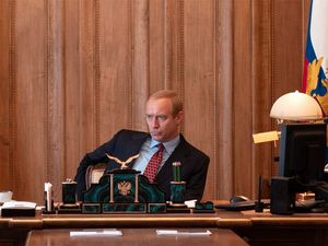 Vladimir Putin (Jude Law) herrscht unangefochten wie ein Zar im Kreml Vladimir Putin (Jude Law) herrscht unangefochten wie ein Zar im Kreml