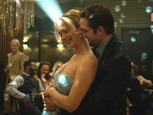 Grace (Jennifer Lawrence) und Jackson (Robert Pattinson) wollen ihre Beziehung durch eine Heirat retten Grace (Jennifer Lawrence) und Jackson (Robert Pattinson) wollen ihre Beziehung durch eine Heirat retten