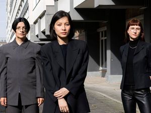 Künstlerinnen Henrike Naumann und Sung Tieu sowie Kuratorin Kathleen Reinhardt für den Deutschen Pavillon auf der 61. Kunstbiennale von Venedig Künstlerinnen Henrike Naumann und Sung Tieu sowie Kuratorin Kathleen Reinhardt für den Deutschen Pavillon auf der 61. Kunstbiennale von Venedig