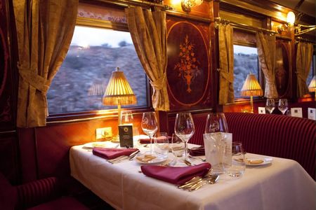 Eleganter Lounge- und Restaurantwagen