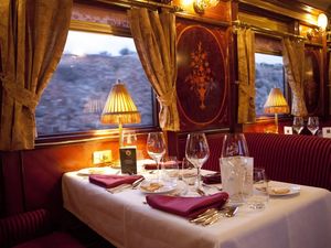 Eleganter Lounge- und Restaurantwagen Eleganter Lounge- und Restaurantwagen