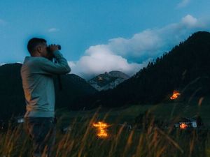 Lodernde Hoffnungssymbole und Feuer läuten in den Alpenregionen und auch hierzulande seit Jahrhunderten die Sommersonnenwende ein - wie hier im österreichischen Osttirol Lodernde Hoffnungssymbole und Feuer läuten in den Alpenregionen und auch hierzulande seit Jahrhunderten die Sommersonnenwende ein - wie hier im österreichischen Osttirol