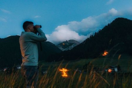Lodernde Hoffnungssymbole und Feuer läuten in den Alpenregionen und auch hierzulande seit Jahrhunderten die Sommersonnenwende ein - wie hier im österreichischen Osttirol