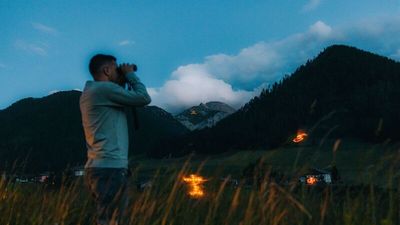 Lodernde Hoffnungssymbole und Feuer läuten in den Alpenregionen und auch hierzulande seit Jahrhunderten die Sommersonnenwende ein - wie hier im österreichischen Osttirol