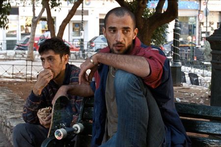 Die Cousins Chatila (Mahmoud Bakri) und Reda (Aram Sabbah) kämpfen als palästinensischen Flüchtlinge in Athen ums Überleben