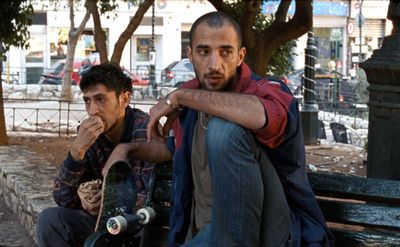 Die Cousins Chatila (Mahmoud Bakri) und Reda (Aram Sabbah) kämpfen als palästinensischen Flüchtlinge in Athen ums Überleben