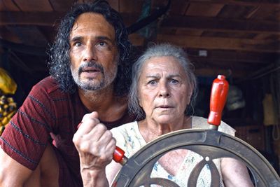 Cadu (Rodrigo Santoro) bringt Tereza (Denise Weinberg) bei, wie man ein Boot im Amazonasgebiet steuert