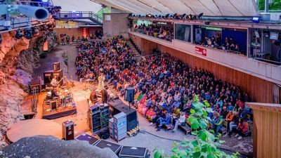 Beim Lechtaler Musiksommer 2025 erleben Besucher die Künstler in der wildromantischen Kulisse der Geierwally Freilichtbühne in Elbigenalp/Tiroler Lechtal