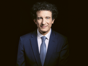 Der Chefdirigent des hr-Sinfoneiorchesters Alain Altinoglu dirigiert Bachs Johannes-Passion Der Chefdirigent des hr-Sinfoneiorchesters Alain Altinoglu dirigiert Bachs Johannes-Passion