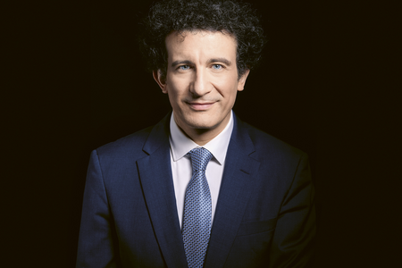 Der Chefdirigent des hr-Sinfoneiorchesters Alain Altinoglu dirigiert Bachs Johannes-Passion