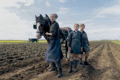 Nanning (Jasper Billerbeck, mi.) arbeitet jeden Tag mit seinem besten Freund Hermann (Kian Köppke, re.) auf den Feldern der Bäuerin Tessa (Diane Kruger)
