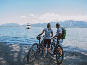 Die Kneipp-Radrunde Füssen führt am Forggensee vorbei, dem größten der fünf Seen in der Region Die Kneipp-Radrunde Füssen führt am Forggensee vorbei, dem größten der fünf Seen in der Region