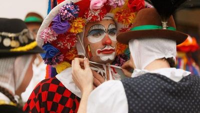 Beim traditionellen Maschgertanz in Prad am Stilfserjoch/Südtirol ziehen die so genannten „Maschger“ (maskierte Paare) am Faschingssonntag und -dienstag von Gasthaus zu Gasthaus, um den Tanzreigen zu eröffnen