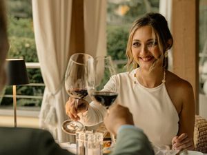Vom klassischen 6-Gang-Gourmetmenü über den traditionellen Tiroler Abend bis hin zum wöchentlichen Fischbuffet: Die Weinbegleitung gehört im Südtiroler Hotel Mignon zum festen Bestandteil des kulinarischen Konzepts Vom klassischen 6-Gang-Gourmetmenü über den traditionellen Tiroler Abend bis hin zum wöchentlichen Fischbuffet: Die Weinbegleitung gehört im Südtiroler Hotel Mignon zum festen Bestandteil des kulinarischen Konzepts