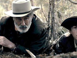 Alec Baldwin und Travis Fimmel. in RUST - LEGENDE DES WESTENS Alec Baldwin und Travis Fimmel. in RUST - LEGENDE DES WESTENS
