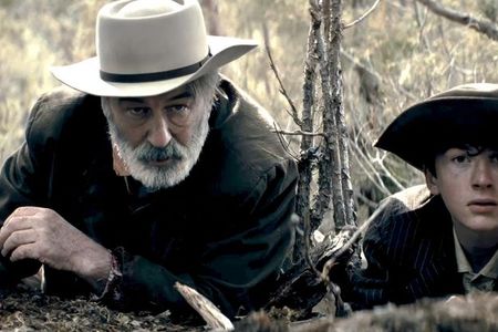 Alec Baldwin und Travis Fimmel. in RUST - LEGENDE DES WESTENS 
