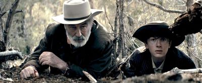 Alec Baldwin und Travis Fimmel. in RUST - LEGENDE DES WESTENS 