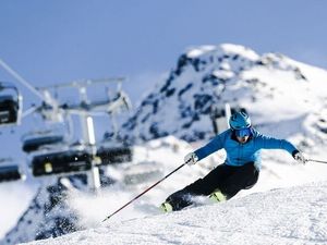 Weich, glitzernd und luftig wie Puderzucker muss Schnee sein, damit er sich Champagne Powder nennen darf. Den seltenen, trockenen und sehr kalten Pulverschnee erleben Skiurlauber in Osttirol/Österreich Weich, glitzernd und luftig wie Puderzucker muss Schnee sein, damit er sich Champagne Powder nennen darf. Den seltenen, trockenen und sehr kalten Pulverschnee erleben Skiurlauber in Osttirol/Österreich