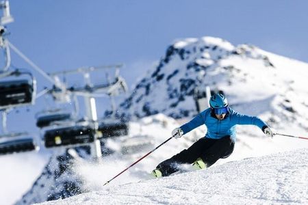Weich, glitzernd und luftig wie Puderzucker muss Schnee sein, damit er sich Champagne Powder nennen darf. Den seltenen, trockenen und sehr kalten Pulverschnee erleben Skiurlauber in Osttirol/Österreich