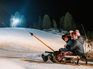 Spaß beim Bergauf-Rodeln: An zwei Wochentagen läuft sogar abends noch der Lift Spaß beim Bergauf-Rodeln: An zwei Wochentagen läuft sogar abends noch der Lift