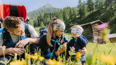Für ein Kind ist Osttirol ein Ort, an dem die Fantasie keine Grenzen kennt. Die Bergwelt der österreichischen Ferienregion wird nicht nur gesehen, für die Kleinen wird sie lebendig und erzählt ihre eigenen, zauberhaften Geschichten