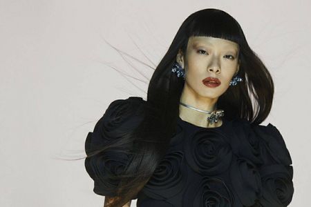 Rina Sawayama im schwarzen Outfit und einer silbernen Halskette für Zalando