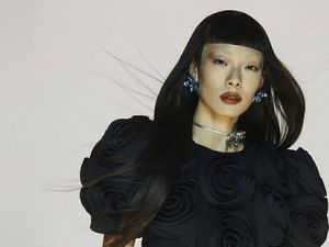 Rina Sawayama im schwarzen Outfit und einer silbernen Halskette für Zalando Rina Sawayama im schwarzen Outfit und einer silbernen Halskette für Zalando