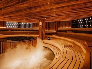 Die neue RUNDAI-Aufgusssauna im Bodenmaiser Hof eignet sich für Retreats, Saunatage und Show-Aufgüsse Die neue RUNDAI-Aufgusssauna im Bodenmaiser Hof eignet sich für Retreats, Saunatage und Show-Aufgüsse