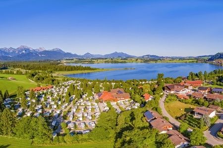 Mit seinen 370 Stellplätzen verbindet Camping Hopfensee seit 1954 Sport- und Freizeitspaß sowie Wellness und Gesundheit im Allgäuer Kneippkurort Füssen in Bayerns Südwesten