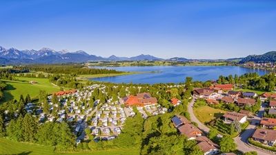 Mit seinen 370 Stellplätzen verbindet Camping Hopfensee seit 1954 Sport- und Freizeitspaß sowie Wellness und Gesundheit im Allgäuer Kneippkurort Füssen in Bayerns Südwesten