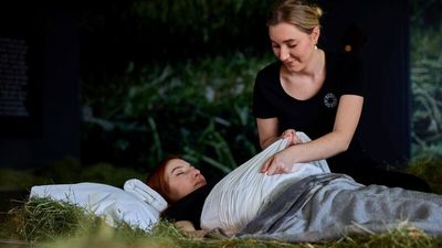Bei einem Fastenaufenthalt in Haubers Naturresort/Allgäu erhalten Kurgäste Leberwickel mit Therapieheu von den eigenen Wiesen