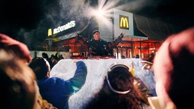 Luca-Dante Spadafora legt bei McDonald's seine Scheibe auf