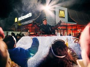Luca-Dante Spadafora legt bei McDonald's seine Scheibe auf Luca-Dante Spadafora legt bei McDonald's seine Scheibe auf