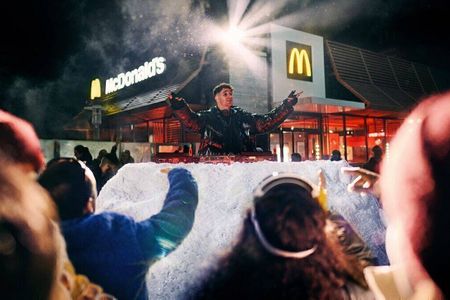 Luca-Dante Spadafora legt bei McDonald's seine Scheibe auf