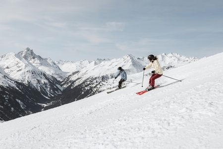 Pistenglück, Sonnenbrillen und Genuss bis Ende April – viele Urlauber schätzen die finalen Wochen des Winters in St. Anton am Arlberg/Tirol als beste Phase der Saison