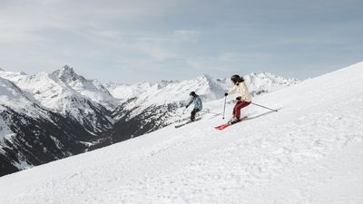 Pistenglück, Sonnenbrillen und Genuss bis Ende April – viele Urlauber schätzen die finalen Wochen des Winters in St. Anton am Arlberg/Tirol als beste Phase der Saison