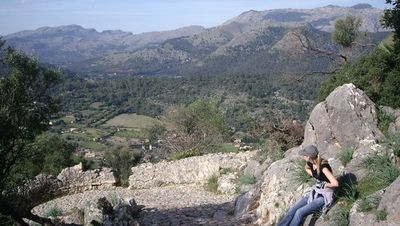 Der Fernwanderweg GR 221 auf Mallorca führt größtenteils entlang traditioneller Natursteinmauern durchs Gebirge der Baleareninsel