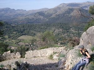 Der Fernwanderweg GR 221 auf Mallorca führt größtenteils entlang traditioneller Natursteinmauern durchs Gebirge der Baleareninsel Der Fernwanderweg GR 221 auf Mallorca führt größtenteils entlang traditioneller Natursteinmauern durchs Gebirge der Baleareninsel