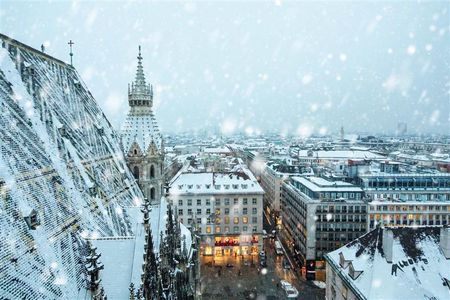Blick auf den verschneiten Stephansdom in Wien